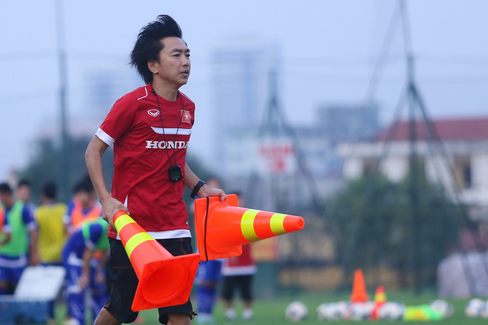 Huấn luyện viên Miura trực tiếp chuẩn bị sân tập cho các ý đồ chiến thuật của mình. (Ảnh: Minh Chiến/Vietnam+)