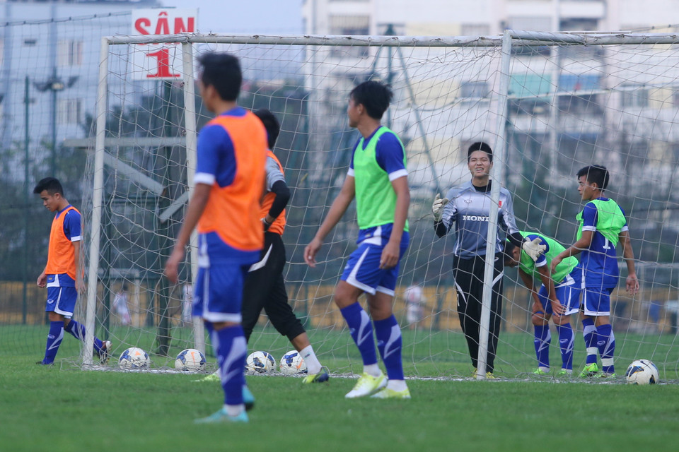 Olympic Việt Nam với bài tập 8 đấu 8 ngược gôn. Các cầu thủ đã phải hoạt động trên một phạm vi rất rộng với vai trò đặc biệt của những tiền vệ chạy cánh. (Ảnh: Minh Chiến/Vietnam+)