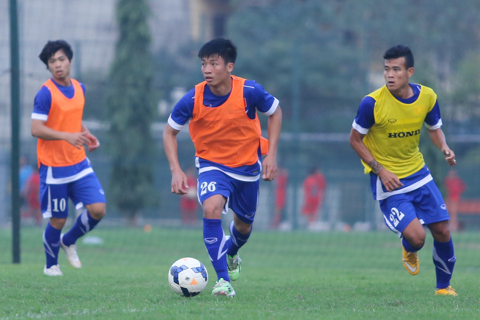 Bùi Tiến Dũng (giữa) của Viettel là cái tên hiếm hoi không thi đấu ở V-League và giải Hạng Nhất nhưng vẫn được gọi lên tuyển Olympic. (Ảnh: Minh Chiến/Vietnam+)