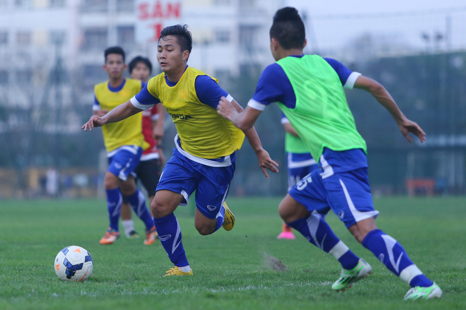 Hồ Tuấn Tài (áo vàng) là một trong những ứng cử viên nặng ký cho vị trí tiền đạo cắm. (Ảnh: Minh Chiến/Vietnam+)