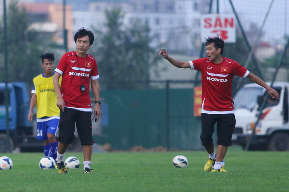 Thầy Miura phải nhiều lần dừng các cầu thủ lại để chỉ đạo chi tiết hơn về phương pháp thực hiện bài tập. (Ảnh: Minh Chiến/Vietnam+)