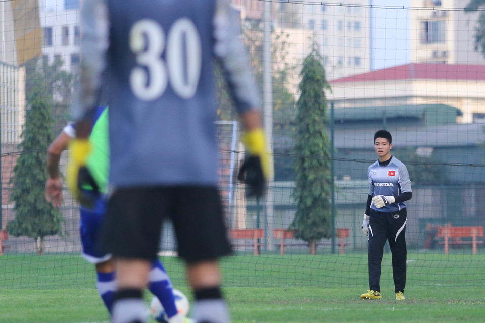 Bài tập 8 đấu 8 kế tiếp đã sử dụng cả bốn thủ môn có trong biên chế Olympic Việt Nam. (Ảnh: Minh Chiến/Vietnam+)