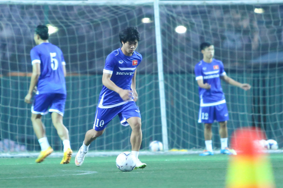 Tuyển Olympic Việt Nam (U23 Việt Nam) đã có hơn hai giờ tập luyện mệt mỏi dưới sự chỉ đạo nghiêm khắc của huấn luyện viên Toshiya Miura. Một trong những dấu ấn lớn của buổi tập là các bàn thắng liên tiếp của Công Phượng. Ngay sau khi hội quân buổi sáng, Olympic Việt Nam đã bước vào buổi tập đầu tiên chỉ sau đó vài giờ. Công Phượng ghi ít nhất hai bàn chỉ trong vỏn vẹn 20 phút đấu đối kháng của Olympic Việt Nam. (Ảnh: Minh Chiến/Vietnam+)