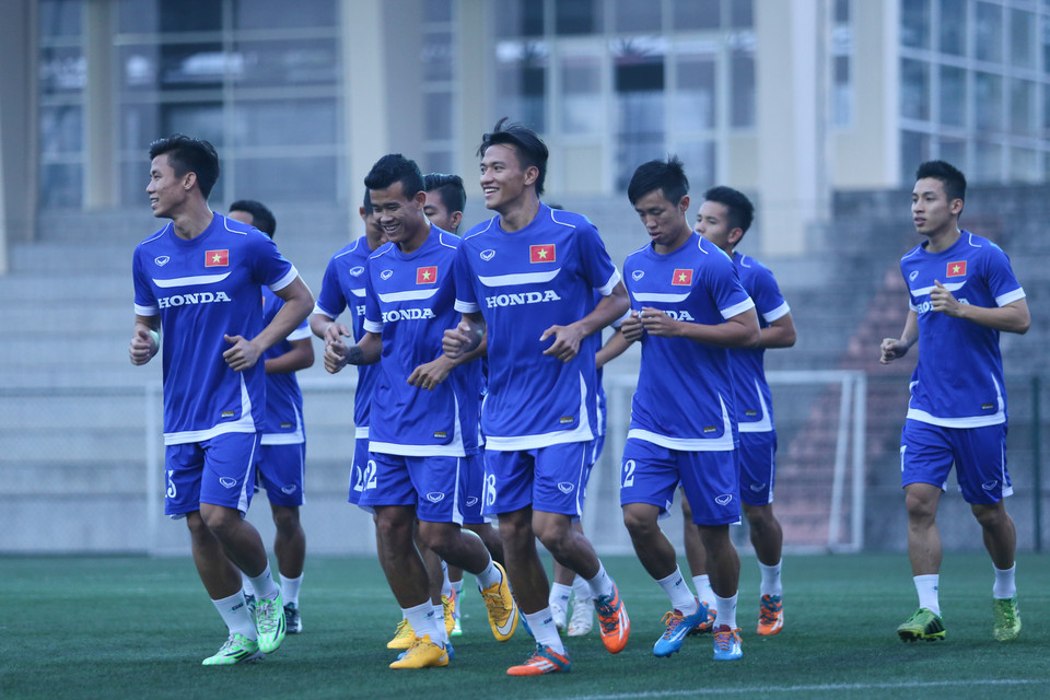 Ông Miura tỏ rõ sự nghiêm khắc khi tiến hành buổi tập trái với thông lệ nghỉ ngày đầu của các đội tuyển quốc gia. Buổi tập của ông thầy người Nhật Bản cũng kéo dài từ 17 giờ chiều tới hơn 19 giờ tối - khi khuôn viên sân Trung tâm đào tạo trẻ Liên đoàn bóng đá Việt Nam đã tối mịt. Buổi tập của Olympic Việt Nam bắt đầu bằng bài tập chạy rèn thể lực quen thuộc của ông Miura. (Ảnh: Minh Chiến/Vietnam+)