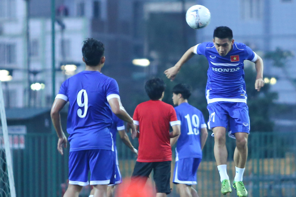 Ông Miura hoàn toàn chưa cho các cầu thủ tập chuyền bóng trong buổi tập đầu. Họ chỉ tập một vài động tác cơ bản trước khi bước vào đá đối kháng. (Ảnh: Minh Chiến/Vietnam+)