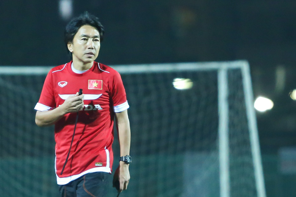 Chiến lược gia người Nhật Bản tỏ ra nghiêm khắc và yêu cầu rất cao ngay trong buổi tập đầu tiên. (Ảnh: Minh Chiến/Vietnam+)