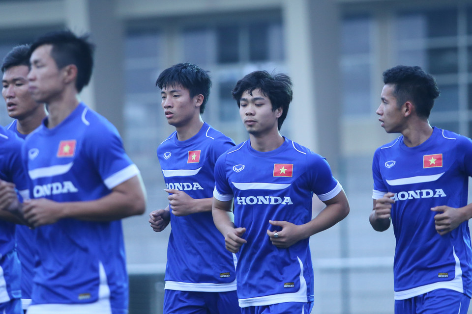 Suốt 45 phút đầu tiên, Công Phượng và đồng đội chỉ chạy chay. (Ảnh: Minh Chiến/Vietnam+)