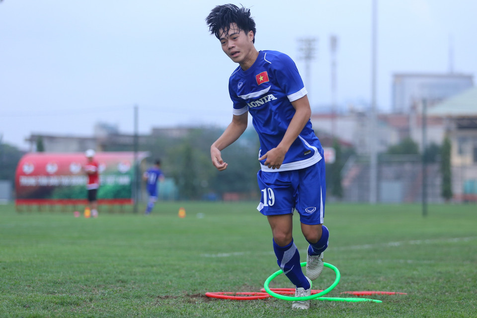 Văn Toàn vấp ngã trong một bài tập của ông Toshiya Miura. Anh và nhiều đồng đội ở Hoàng Anh Gia Lai đã gặp khó khăn trong việc thích nghi với giáo án mới khá nặng của ông thầy người Nhật Bản. (Ảnh: Minh Chiến/Vietnam+)