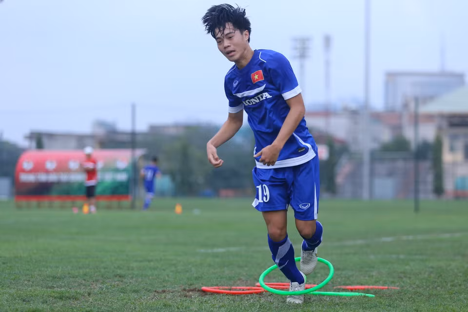 Văn Toàn vấp ngã trong một bài tập của ông Toshiya Miura. Anh và nhiều đồng đội ở Hoàng Anh Gia Lai đã gặp khó khăn trong việc thích nghi với giáo án mới khá nặng của ông thầy người Nhật Bản. (Ảnh: Minh Chiến/Vietnam+)