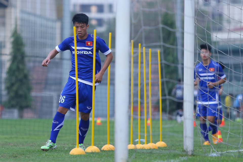 Ông Miura và cộng sự bày dụng cụ tập luyện chật kín sân tập. Buổi tập chiều 26/2 là cơn ác mộng với những cầu thủ có thể lực yếu. (Ảnh: Minh Chiến/Vietnam+)