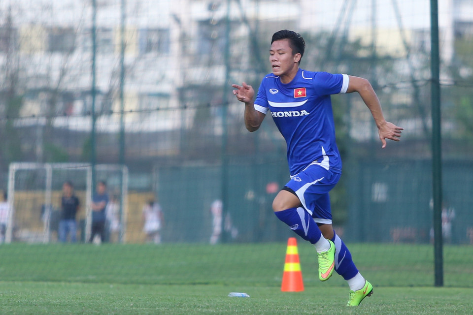 Sang buổi chiều, tuyển Olympic tiếp tục bị “hành xác” với gần chục bài tập thể lực khác nhau. (Ảnh: Minh Chiến/Vietnam+)