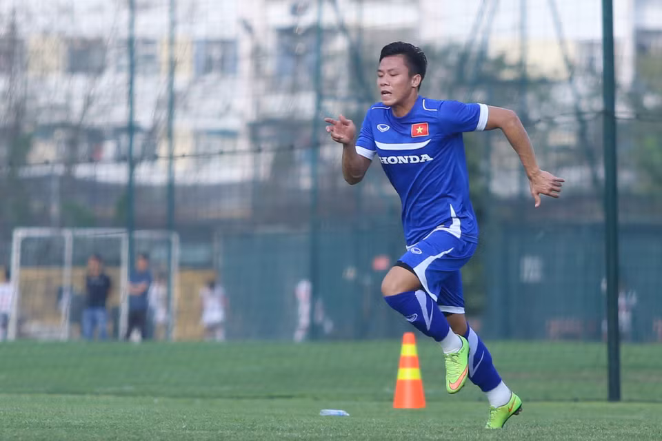 Sang buổi chiều, tuyển Olympic tiếp tục bị “hành xác” với gần chục bài tập thể lực khác nhau. (Ảnh: Minh Chiến/Vietnam+)