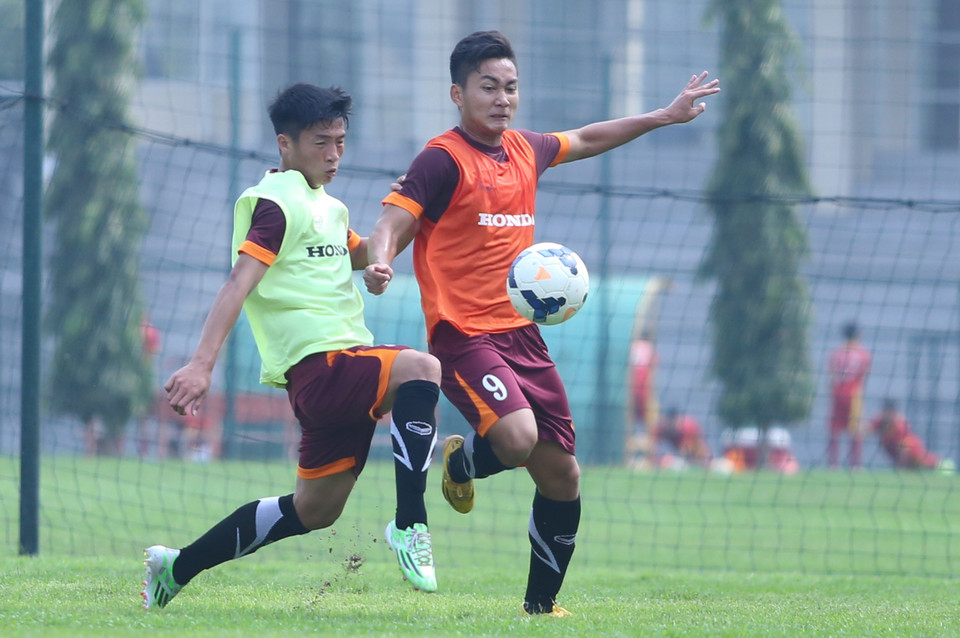 Pha tranh chấp giữa hai người đồng đội cũ ở U19 Việt Nam là Bùi Tiến Dũng (trái) và Hồ Tuấn Tài (phải). (Ảnh: Minh Chiến/Vietnam+)