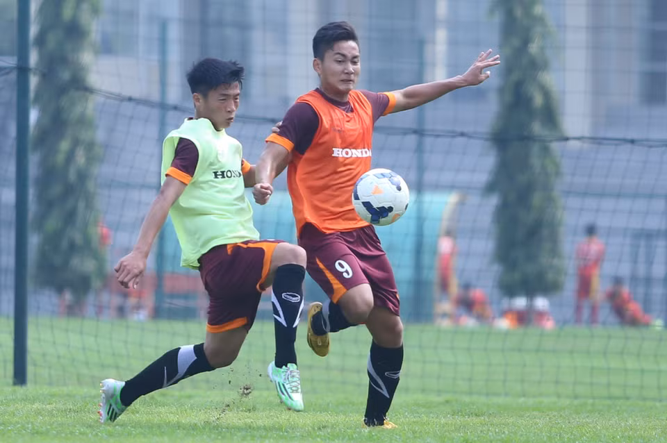 Pha tranh chấp giữa hai người đồng đội cũ ở U19 Việt Nam là Bùi Tiến Dũng (trái) và Hồ Tuấn Tài (phải). (Ảnh: Minh Chiến/Vietnam+)