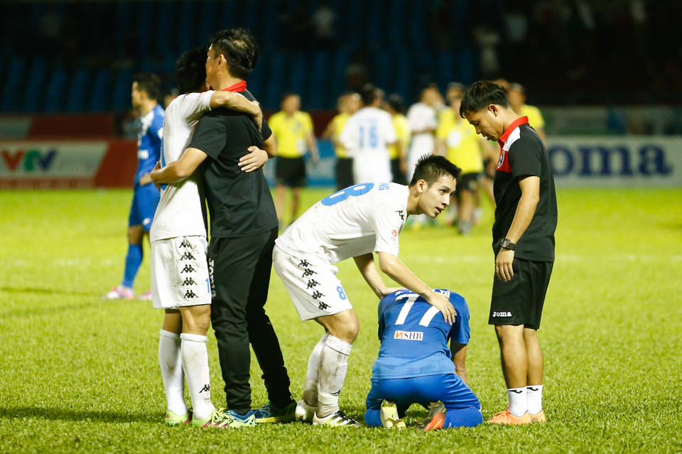 Các cầu thủ Hà Nội T&amp;T cũng chia buồn với thầy cũ và động viên đồng nghiệp bên kia chiến tuyến. (Ảnh: Minh Chiến/Vietnam+)