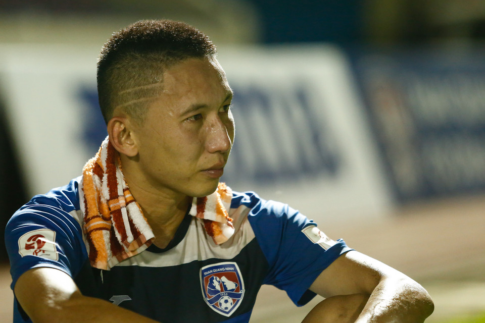 Nước mắt Nghiêm Xuân Tú là hình ảnh điển hình cho tâm trạng của cầu thủ Than Quảng Ninh sau trận thua Hà Nội T&amp;T. (Ảnh: Minh Chiến/Vietnam+) Những giọt nước mắt đã lăn dài trên khuôn mặt Nghiêm Xuân Tú và đồng đội sau thất bại 0-1 của Than Quảng Ninh trước Hà Nội T&amp;T tại vòng 25 V-League tối ngày 11/9. Trận thua này đặt dấu chấm hết cho tham vọng vô địch của Than Quảng Ninh tại mùa giải 2016./.