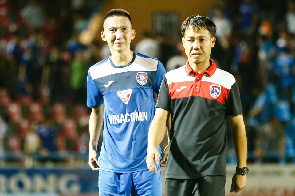 Nghiêm Xuân Tú khóc nức nở suốt từ lúc trận đấu kết thúc tới khi đội rời sân. (Ảnh: Minh Chiến/Vietnam+)