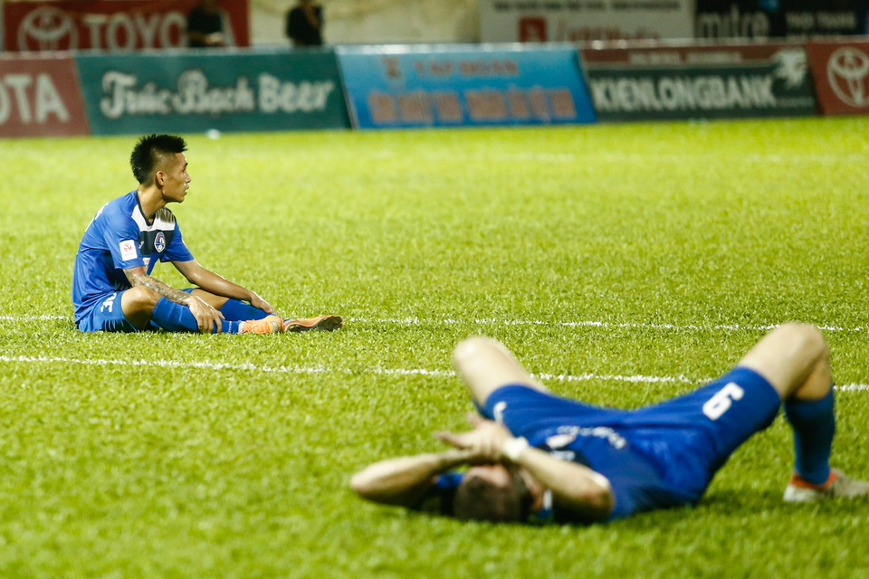 Ngay sau khi tiếng còi kết thúc trận vang lên, các cầu thủ Than Quảng Ninh đã gục xuống trên sân. (Ảnh: Minh Chiến/Vietnam+)