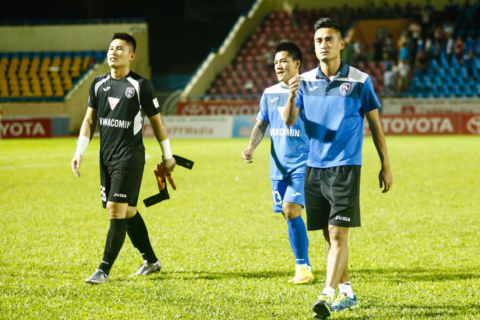 Vũ Minh Tuấn (phải) không thể dự trận đấu này do thẻ phạt. Vắng anh, Than Quảng Ninh đã bất lực trong việc ghi bàn. (Ảnh: Minh Chiến/Vietnam+)