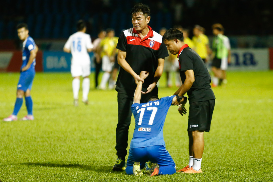 Huấn luyện viên Phan Thanh Hùng trực tiếp xuống sân an ủi từng học trò. (Ảnh: Minh Chiến/Vietnam+)