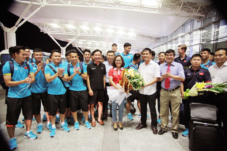 Nhà tài trợ VPMilk (áo đỏ) trao quà động viên U22 Việt Nam hướng tới mục tiêu SEA Games. (Ảnh: VFF)