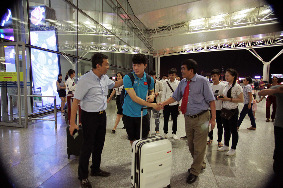 Tiền vệ Xuân Trường nhận được sự quan tâm đặc biệt của lãnh đạo VFF trước giờ lên đường. (Ảnh: VFF)