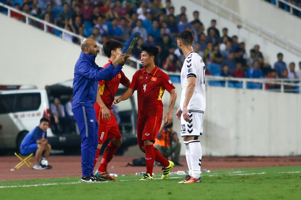 Tuyển Việt Nam cũng gặp bất lợi không nhỏ ngay trong hiệp một khi Bùi Tiến Dũng (số 4) phải bất đắc dĩ rời sân vì chấn thương. (Ảnh: Minh Chiến/Vietnam+)