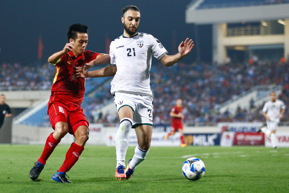 Đoàn quân áo đỏ làm chủ trận đấu nhưng không tạo ra được nhiều cơ hội nguy hiểm trước hàng thủ kín kẽ của đối phương. (Ảnh: Minh Chiến/Vietnam+)