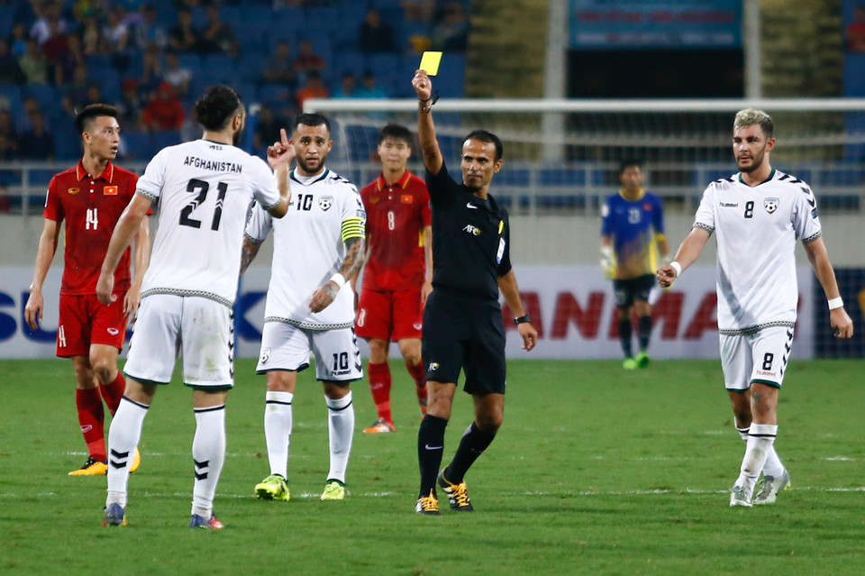 Lối chơi phạm lỗi chủ động của đại diện Nam Á càng khiến trận đấu đi vào bế tắc. (Ảnh: Minh Chiến/Vietnam+)