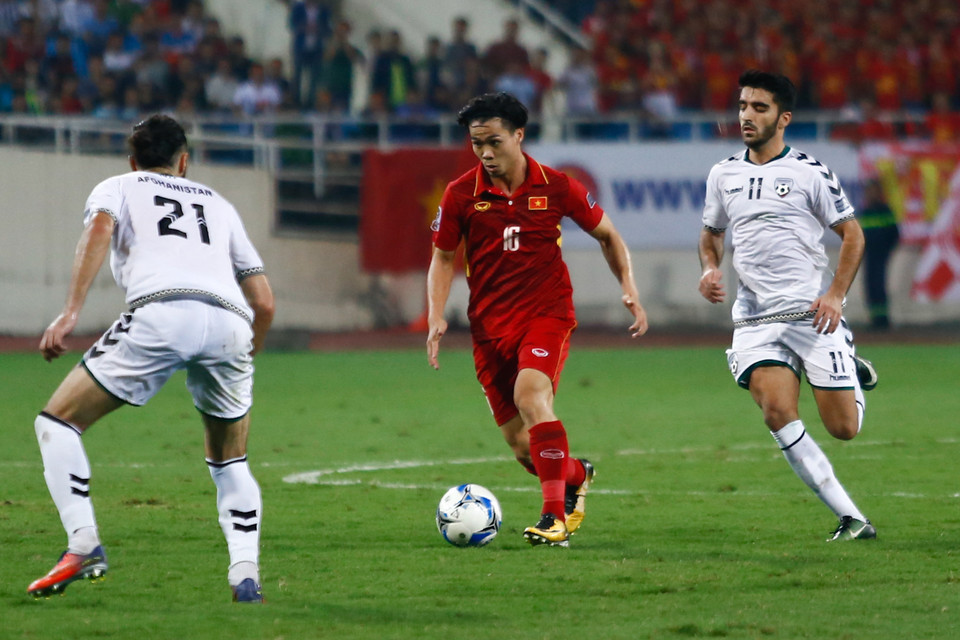 Hai đội chủ yếu tranh chấp bóng ở trung tuyến, thế trận diễn ra khá nhàm chán khi ông Park Hang-seo chủ động chọn lối chơi chắc chắn còn Afghanistan phải đá ở sân khách. (Ảnh: Minh Chiến/Vietnam+)