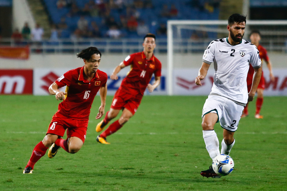 Những cầu thủ nhỏ con như Công Phượng (16) gặp nhiều khó khăn trong thế trận phòng ngự chắc chắn của Afghanistan. (Ảnh: Minh Chiến/Vietnam+)