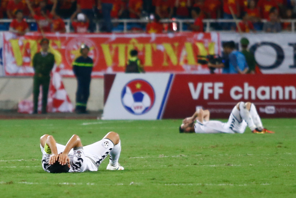 Tỷ số hòa 0-0 khép lại, các tuyển thủ Afghanistan gục xuống sân. Chiến dịch vòng loại Asian Cup 2019 đã chính thức khép lại với họ. (Ảnh: Minh Chiến/Vietnam+)