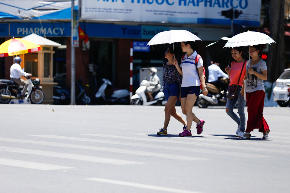 Nếu không trang bị các thiết bị chống nắng, bạn tốt nhất không nên ra khỏi nhà. (Ảnh: Minh Chiến/Vietnam+)