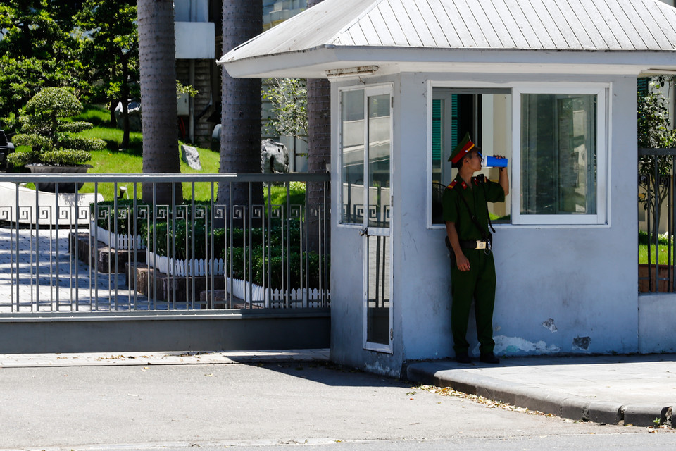 Một chiến sỹ cảnh vệ uống nước trong ca trực ở khu vực Bờ Hồ Hoàn Kiếm. (Ảnh: Minh Chiến/Vietnam+)