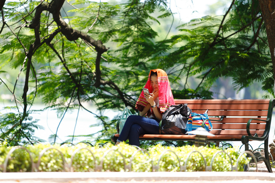 Nếu không có việc gì vào buổi trưa, bạn tốt nhất không nên ra ngoài trời vào những ngày này. (Ảnh: Minh Chiến/Vietnam+)