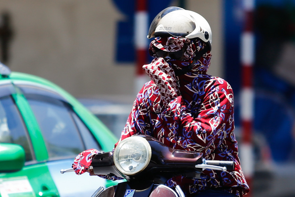 Dường như tất cả phụ kiện trên người là chưa đủ, bạn nữ này còn phải lấy tay bịt kín mặt. (Ảnh: Minh Chiến/Vietnam+)