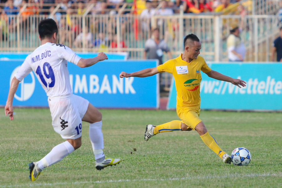 Thanh Hóa (áo vàng) chủ động tấn công để tìm kiếm chiến thắng. Khi SHB Đà Nẵng đã bám sát phía sau, đội bóng xứ Thanh không có nhiều lựa chọn. (Ảnh: Minh Chiến/Vietnam+)