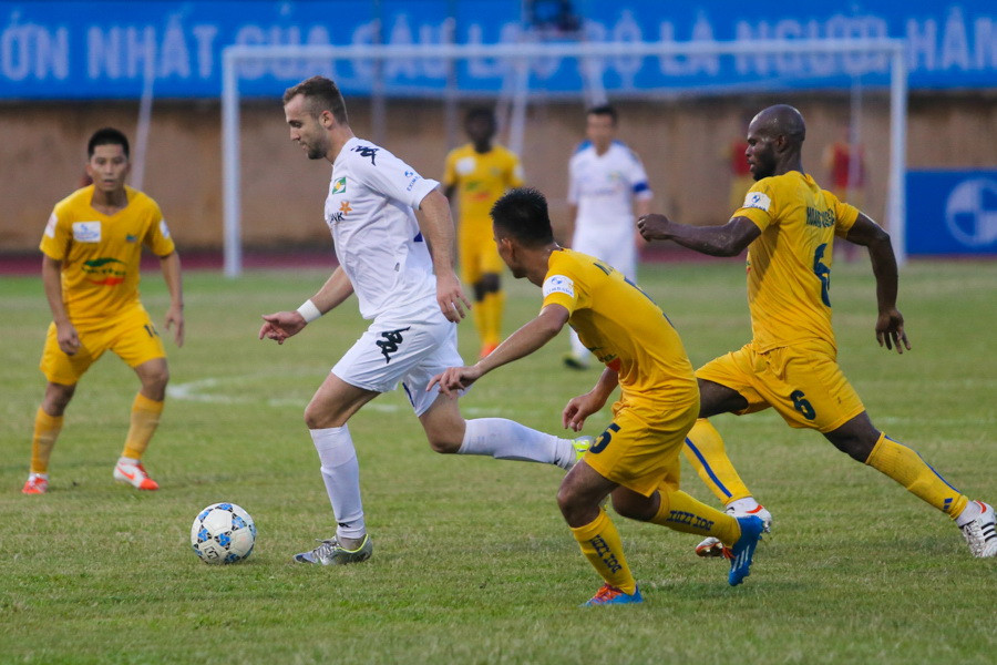 Thân hình tương đối cồng kềnh nhưng Voneia có khả năng giữ bóng và đi bóng tốt. Kỹ thuật cơ bản của anh là rất đáng khen ngợi. (Ảnh: Minh Chiến/Vietnam+)