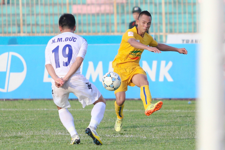 Nhưng dưới sự chỉ huy của Minh Đức, hàng thủ Sông Lam đã đứng vững. Đó là tiền đề vững vàng cho hàng công của họ “ăn miếng, trả miếng” đối thủ. (Ảnh: Minh Chiến/Vietnam+)