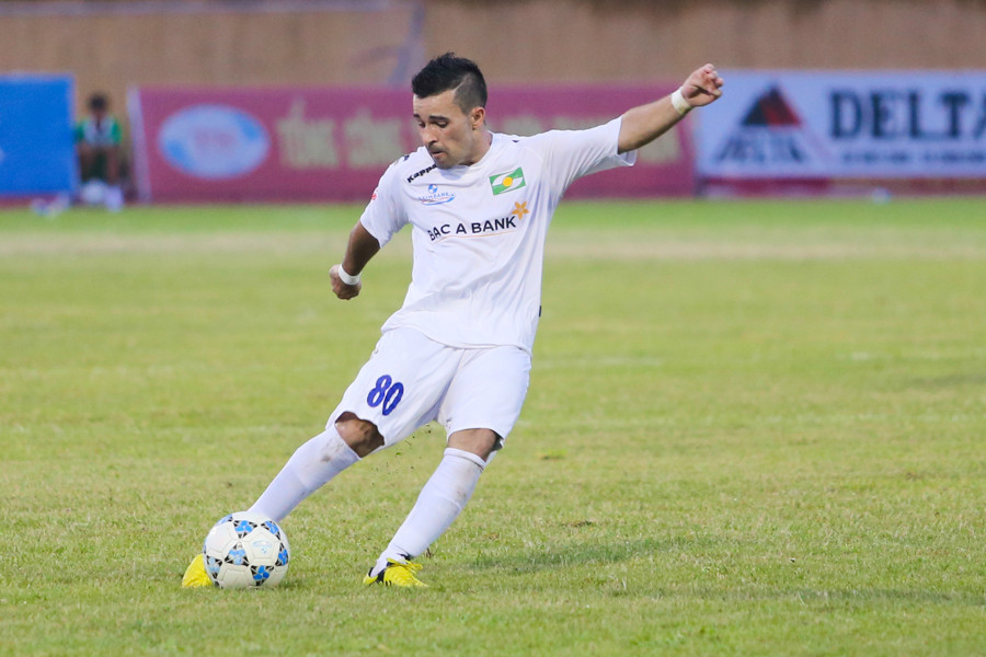 Sông Lam thậm chí có thể giành chiến thắng nếu cú sút phạt tuyệt đẹp của Moreira ở phút 80 không chạm xà ngang. (Ảnh: Minh Chiến/Vietnam+)