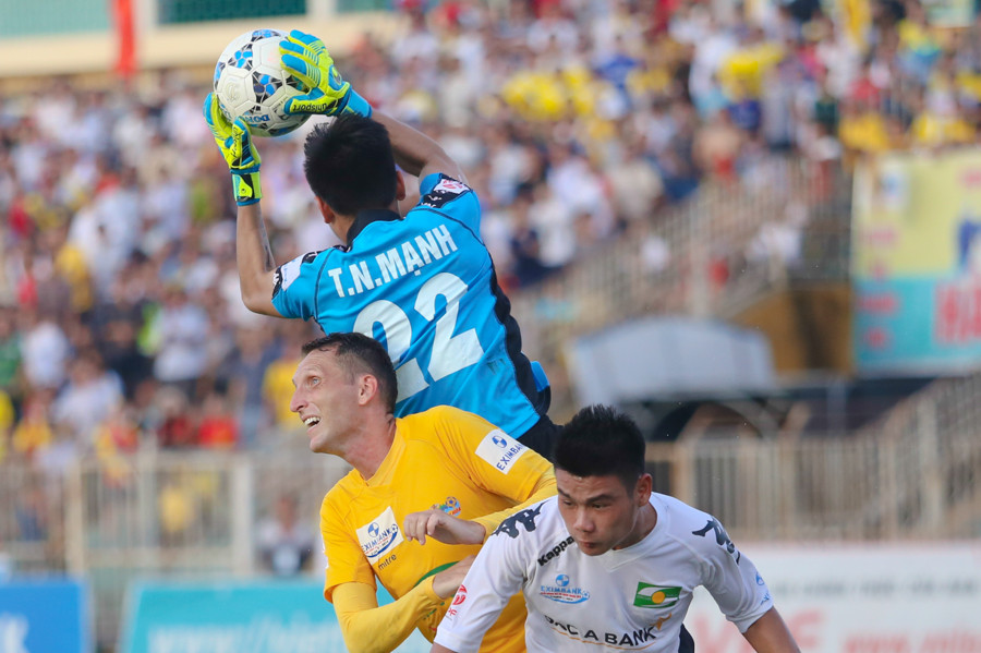 Những đợt tấn công liên tiếp của Thanh Hóa khiến thủ thành của U23 Việt Nam Trần Nguyên Mạnh có một ngày vất vả. (Ảnh: Minh Chiến/Vietnam+)