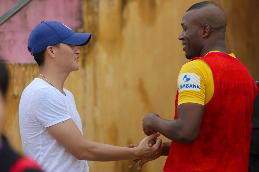 Lợi thế lớn của Thanh Hóa là đội trưởng Lê Công Vinh (mũ xanh) của Sông Lam không thể ra sân do bị treo giò. Công Vinh hiện đã có 10 bàn tại V-League 2014. (Ảnh: Minh Chiến/Vietnam+)