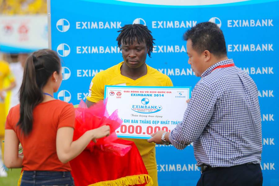 Ở chiều ngược lại, chân sút Lê Văn Tân của Thanh Hóa nhận thưởng cho danh hiệu bàn thắng đẹp nhất tháng Sáu. Mọi thứ có vẻ chống lại Sông Lam. (Ảnh: Minh Chiến/Vietnam+)