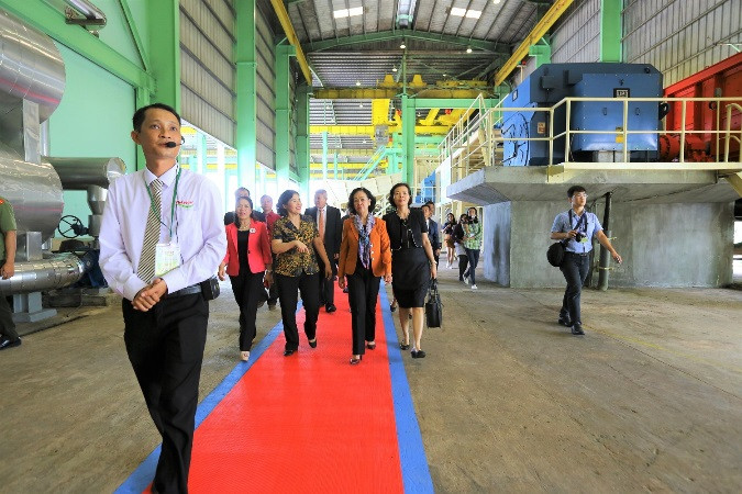 Các khách mời tham quan lịch sử phát triển của Công ty cổ phần đường Việt Nam.