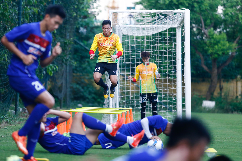 Suốt 90 phút, các cầu thủ phải trải qua hàng loạt bài tập hỗn hợp, tăng cường sức mạnh, sức bền ở nhiều nhóm cơ khác nhau. (Ảnh: Minh Chiến/Vietnam+)