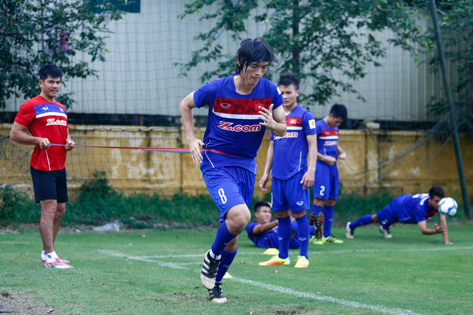 Huấn luyện viên Hữu Thắng đã dành toàn bộ thời gian buổi tập chiều 4/7 cho các bài rèn luyện thể lực. Trong ảnh, Tuấn Anh đang tập chạy với dây cao su gắn quanh bụng. (Ảnh: Minh Chiến/Vietnam+)