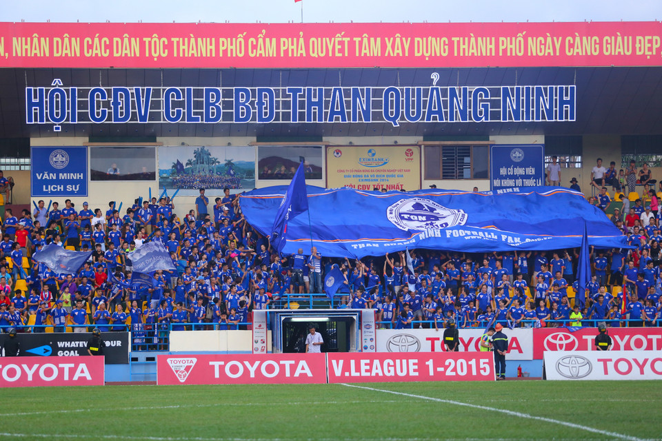Bất chấp những kết quả bết bát của Than Quảng Ninh trên sân nhà, hội cổ động viên vẫn thể hiện sự trung thành với đội bóng. (Ảnh: Minh Chiến/Vietnam+)