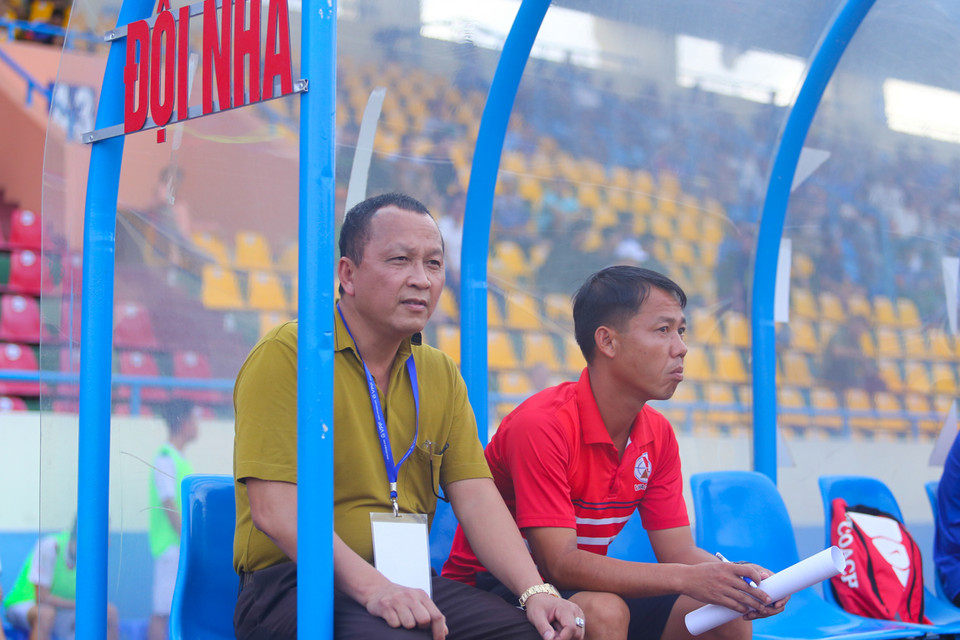 Chủ tịch câu lạc bộ Than Quảng Ninh Phạm Thanh Hùng (áo vàng) ngồi ​'ghế nóng​' trực tiếp cầm quân trận này thay ông Đinh Cao Nghĩa mới từ chức. (Ảnh: Minh Chiến/Vietnam+)