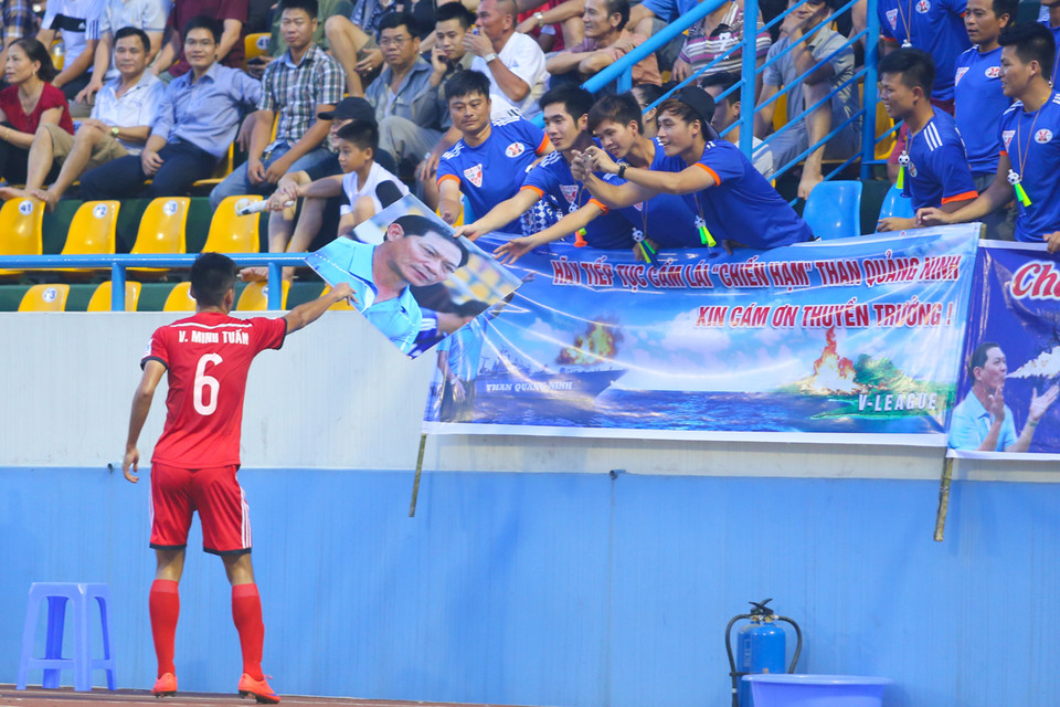 Đội trưởng Vũ Minh Tuấn ăn mừng với tấm hình cựu huấn luyện viên trưởng Đinh Cao Nghĩa. Ông Nghĩa là người có công, có ơn rất lớn với bóng đá Quảng Ninh. (Ảnh: Minh Chiến/Vietnam+)