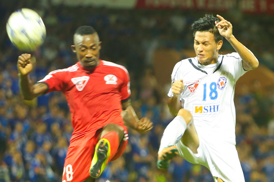 SHB Đà Nẵng vùng lên trong hiệp hai nhưng khả năng dứt điểm kém đã làm hại họ. Hồ Ngọc Thắng (số 18) bị huấn luyện viên Lê Huỳnh Đức đánh giá là ​'không đạt yêu cầu​'. (Ảnh: Minh Chiến/Vietnam+)